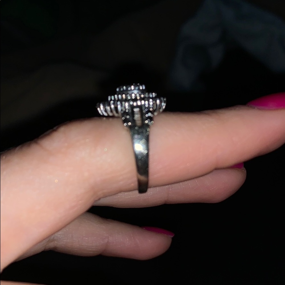 10k diamond ring - Picture 3 of 8